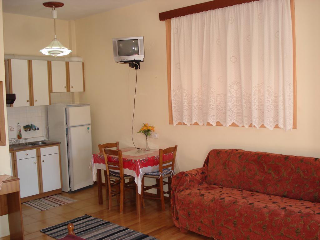 Zephyros Hotel Vitína Kültér fotó
